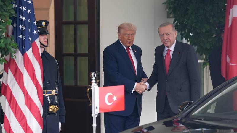 Cumhurbaşkanı Erdoğan, 6 yıl sonra Beyaz Saray’da: Trump, savaş rozetiyle F-35’e yeşil ışık yaktı, “CAATSA yaptırımları her an kalkabilir” dedi!