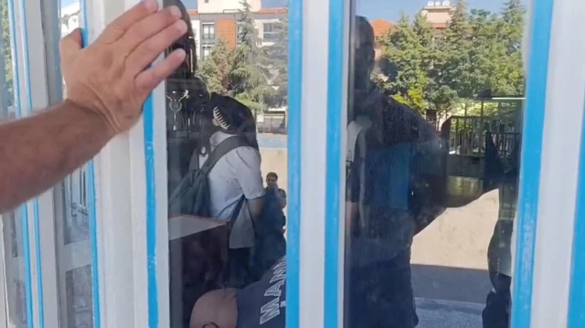 Manisa’da okulda mahsur kalan 3 öğrenciyi itfaiye kurtardı