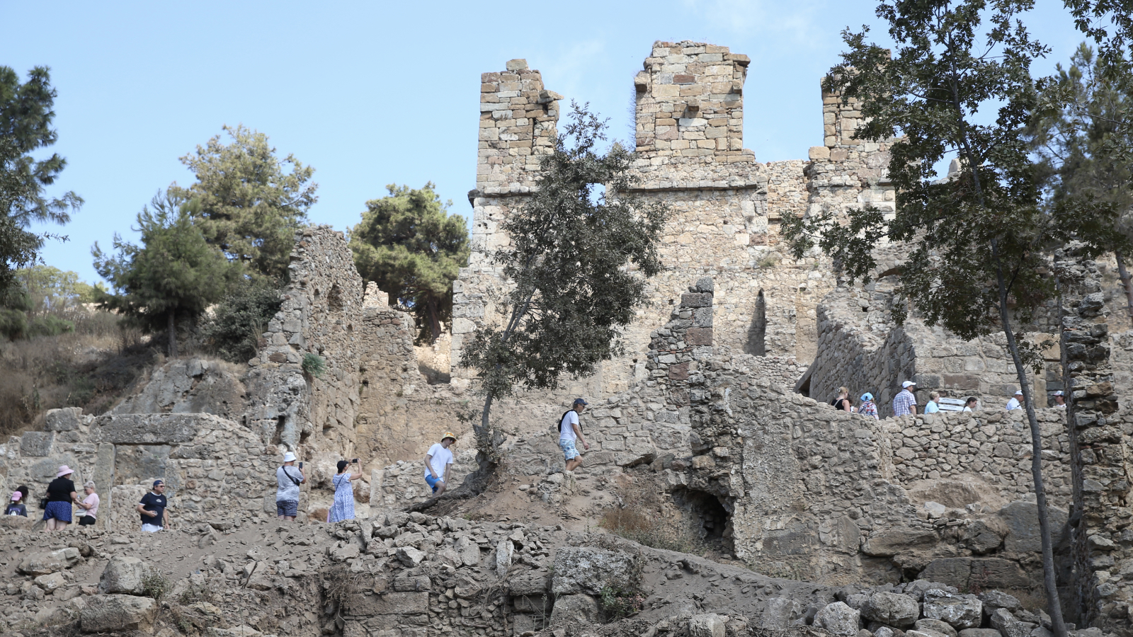 Syedra Antik Kenti’nde 1800 yıllık stadyum gün yüzüne çıkarıldı