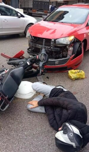 adapazarinda motosiklet ve otomobil kafa kafaya carpisti DeRKA9Fm.jpg