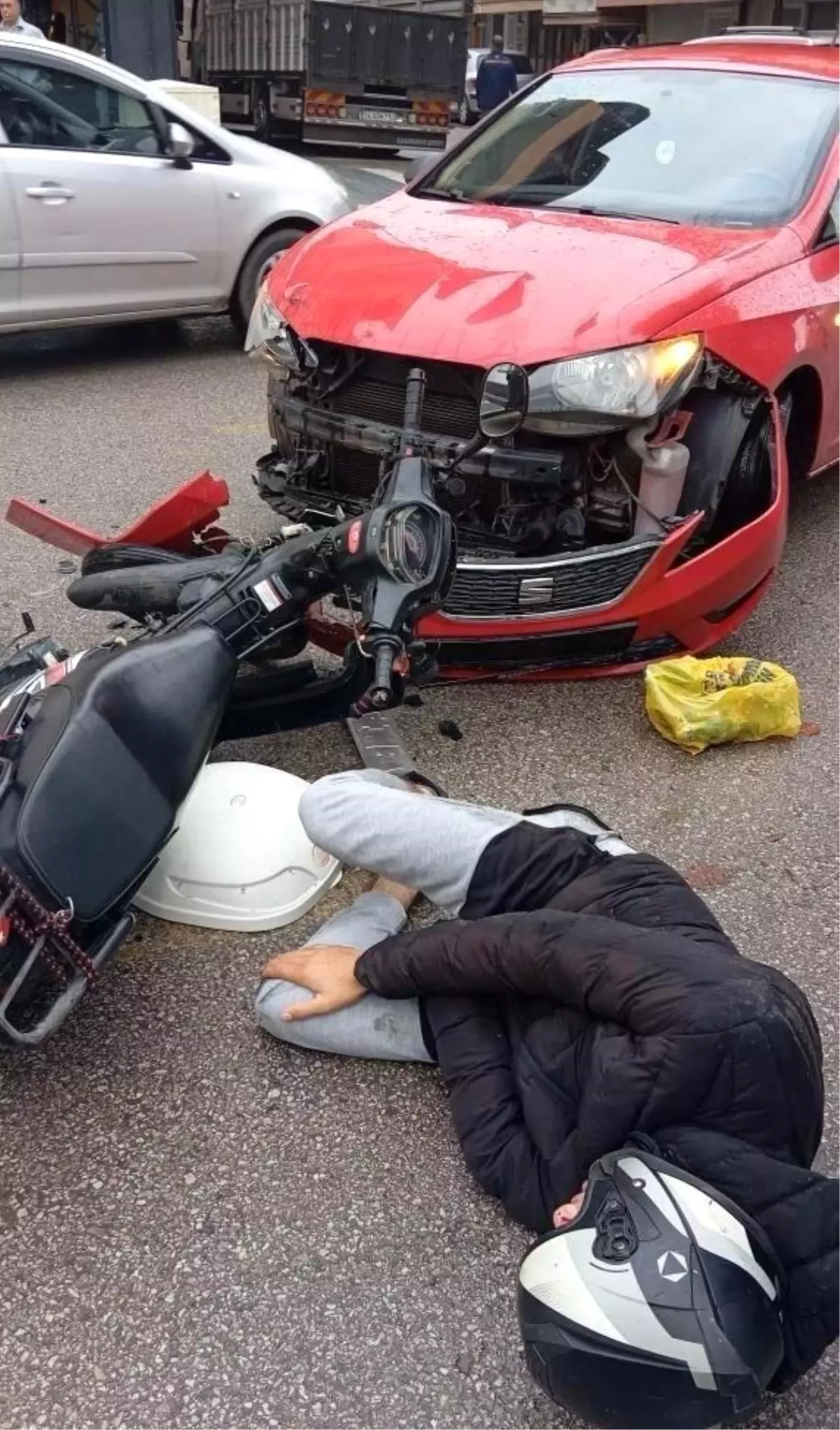 Adapazarı’nda Motosiklet ve Otomobil Kafa Kafaya Çarpıştı