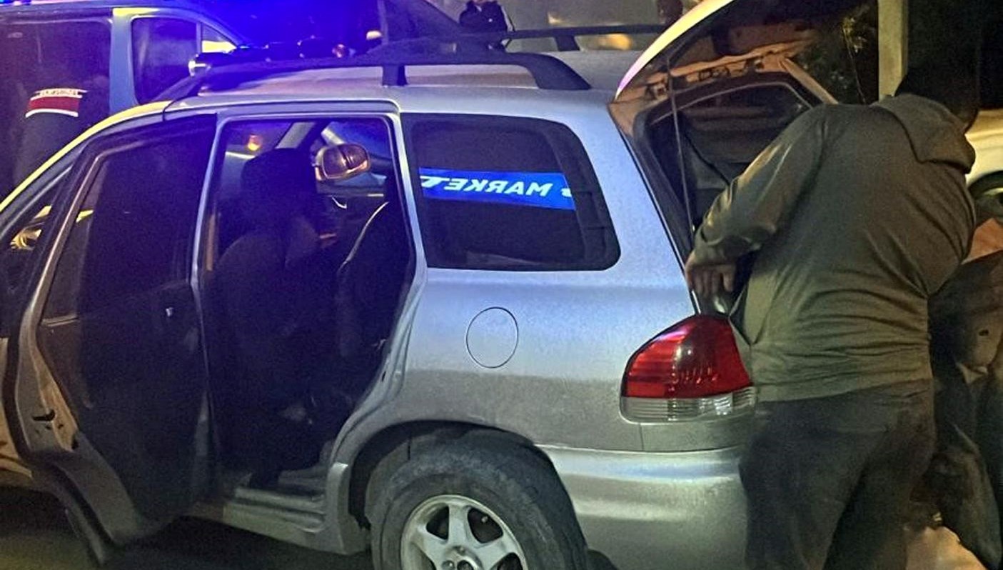 Projektörle tavşan avladılar