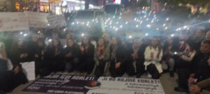 rojin kabais icin kadinlardan yuruyus P5iPHi53.jpg