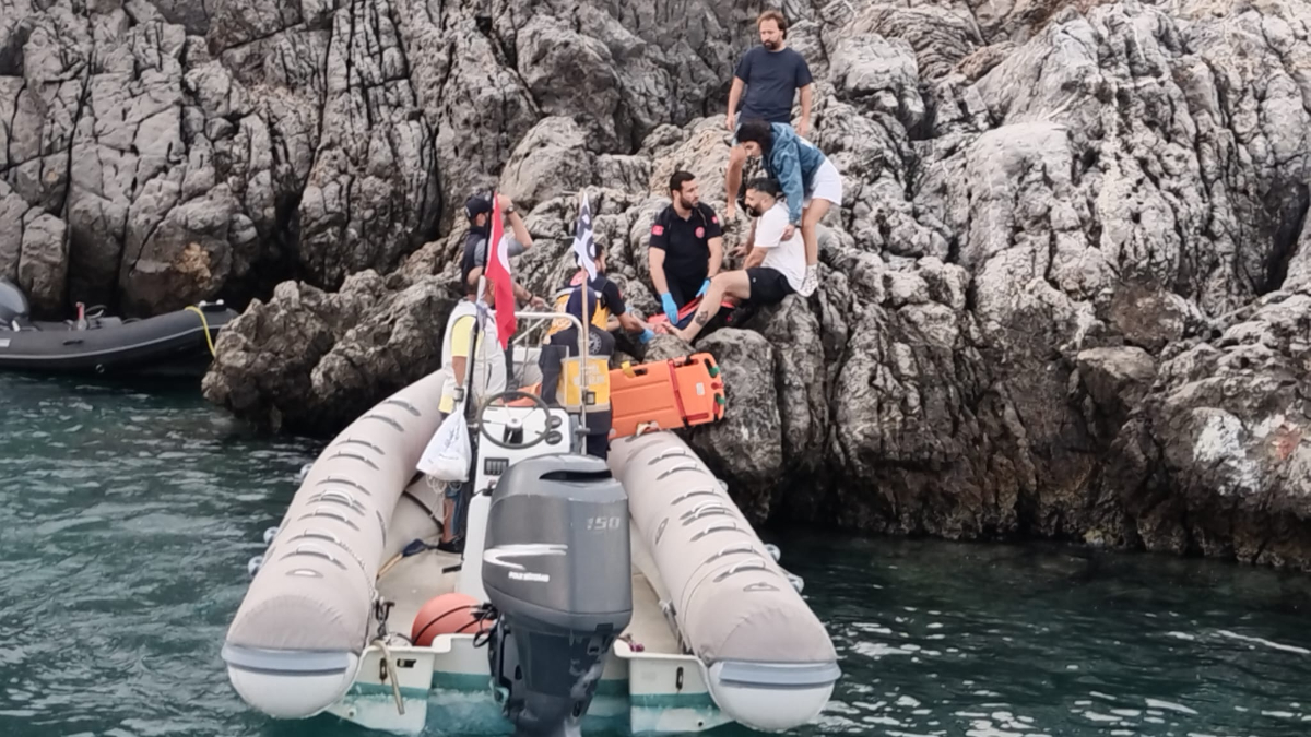 muglada lastik bot kayaliklara carpti 78hDl1uu.jpg