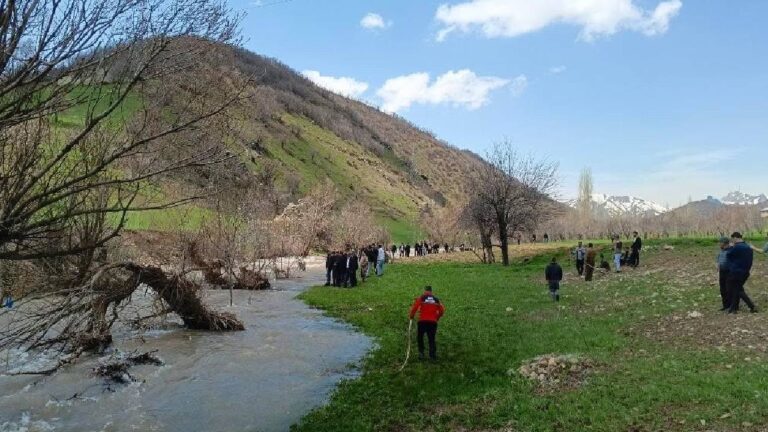 hakkaride-dereye-dusen-8-yasindaki-cocuk-icin-arama-calismasi-baslatildi-1YkKNi49