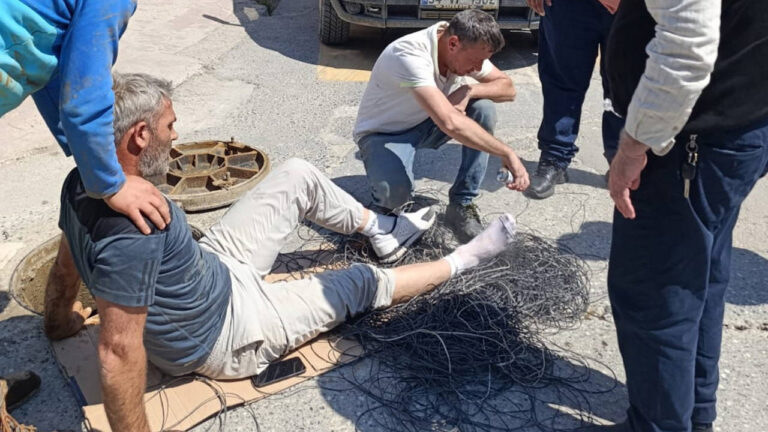 sakaryada-is-kazasi-saha-calismasi-yapan-isciyi-servis-araci-ezdi-7HwDU3Ei