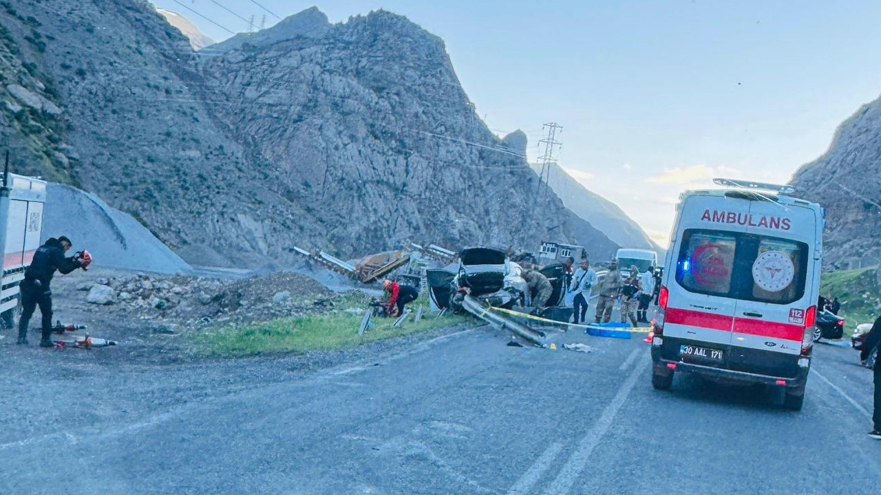 Hakkari-Çukurca Yolunda Düğün Dönüşü Feci Kaza: 1 Kişi Hayatını Kaybetti, 3 Yaralı