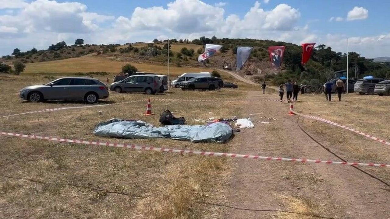 Corumda yamac parasutu faciasi kayaliklara dusen pilot oldu CBs2grpZ