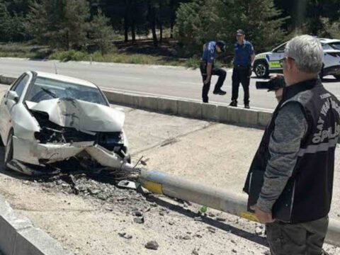 Kontrolden cikan otomobil direge carpti yA3MNEcG